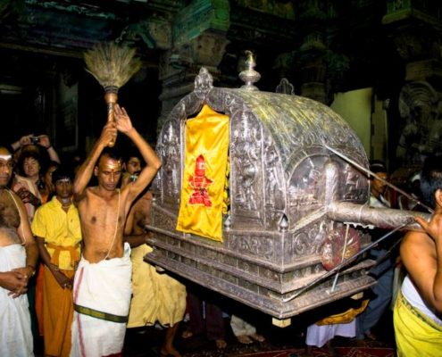 Cerimonia notturna al tempio di Meenakshi