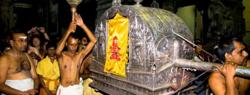 Cerimonia notturna al tempio di Meenakshi