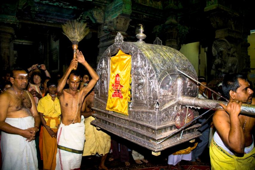 Cerimonia notturna al tempio di Meenakshi